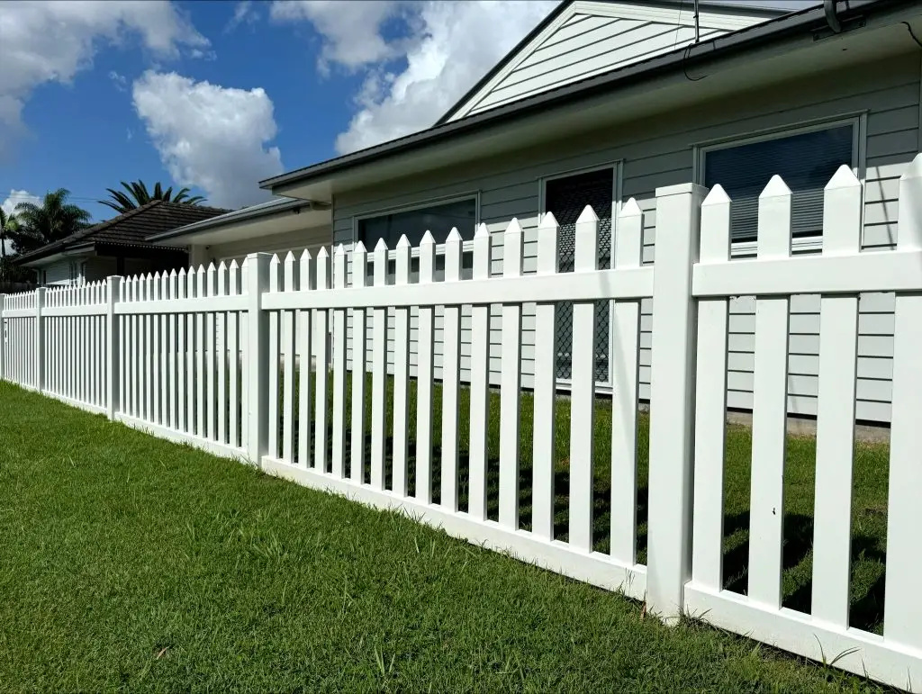 Horizontal Fence vs. Vertical Slats
